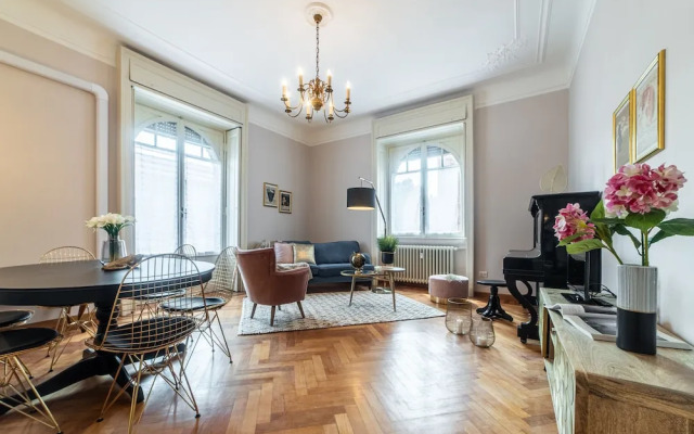 JOIVY Sophisticated Flat W/ Desk