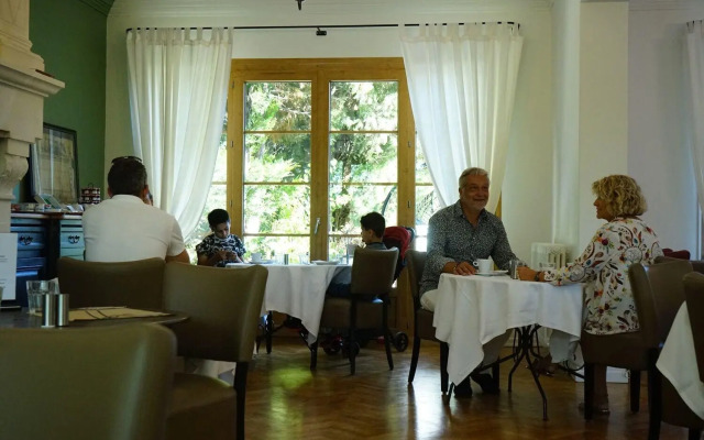 Logis Hotel Le Blason de Provence