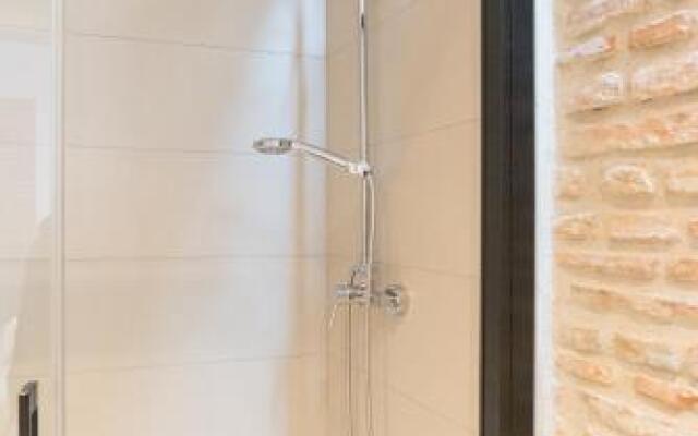 Te1A-El Teatro Brick Wall Suite Prime Location