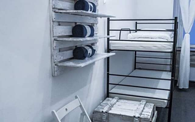 FlyFly Hostel
