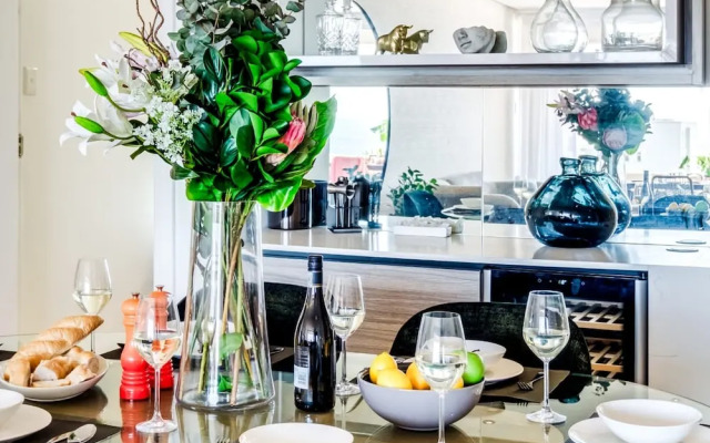 Unwind at Contemporary Alanda Apartment