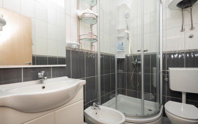 Stunning Home in Bast With 4 Bedrooms, Jacuzzi and Wifi