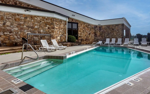 Comfort Inn & Suites near Danville Mall