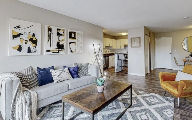 Glamorous 2B2BA with patio views and gym - фото 2