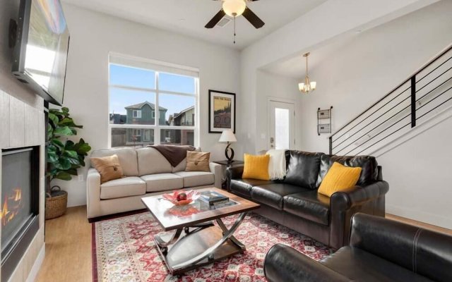 Modern Townhome Steps from the Brewery District!