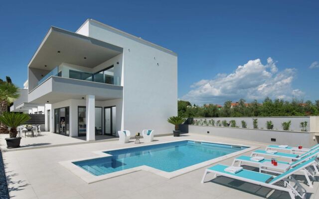 Apartment in Faana With Sea Beach