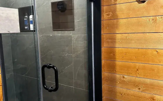 Beamsville Rustic Modern Suites