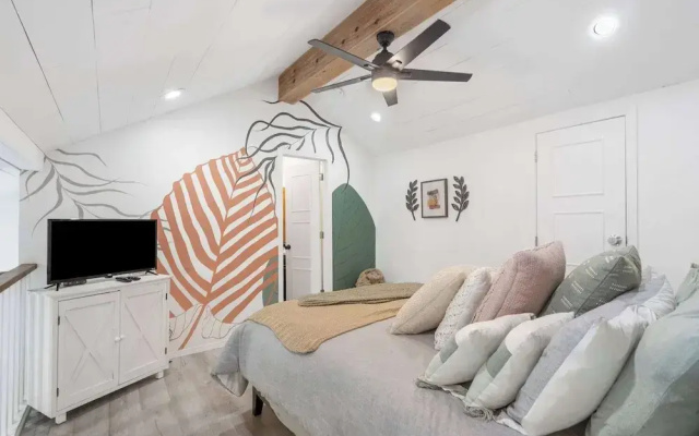 Tranquil Treehouse Loft - Golf Course Views