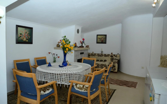 Къща за Гости Солакови **