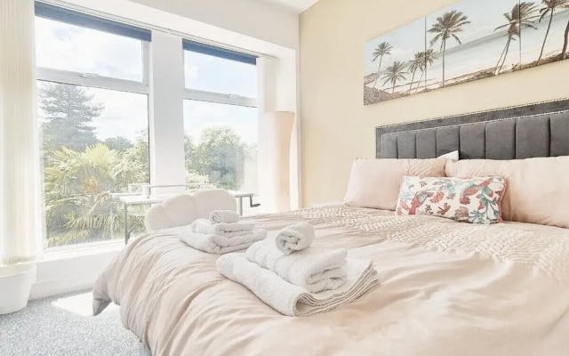 Stylish & Modern 2BR Flat