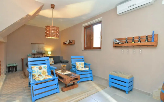 Apartment 877