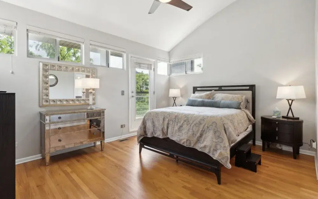 Family-Friendly South Loop Escape by RedAwning