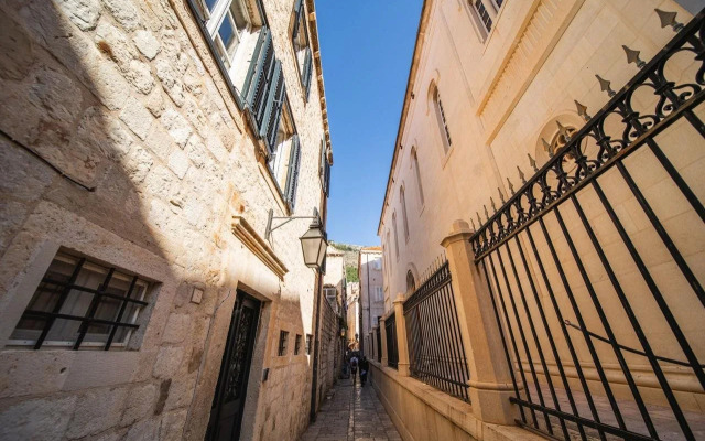 SUNce Palace Apartments with free offsite parking