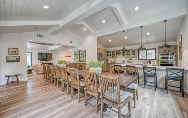 New! Luxury Riverfront Villa W/firepit & Gameroom!