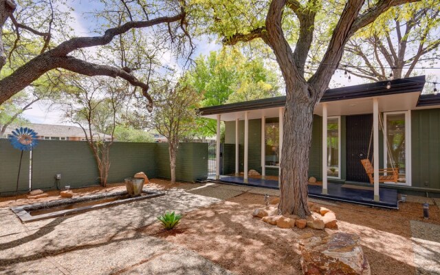 Mid-century Modern Home w/ Fire Pit & Gas Grill!