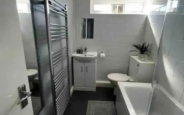 Spacious 3-bed House in Swindon