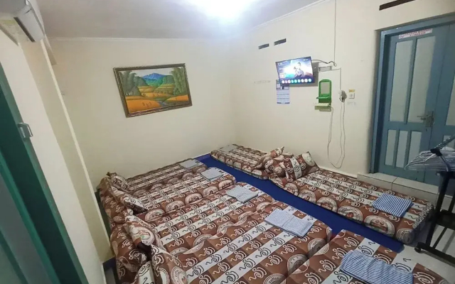 Bahagia Sederhana Home Stay - Hostel by ZUZU