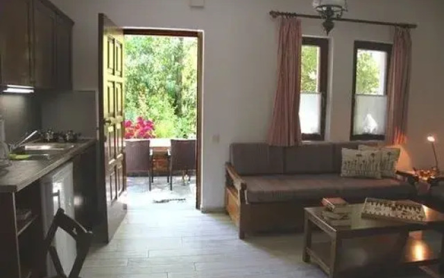 Platanofylla Studios & Apartments