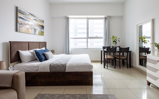 Light and Modern Studio in Jlt! Sleeps 3!