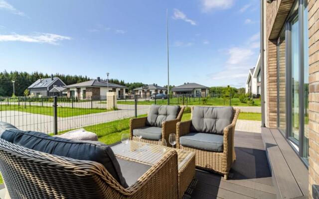 Green Acres Apartment, By cohost