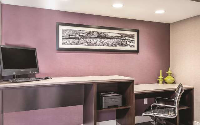 La Quinta Inn & Suites by Wyndham Columbia / Fort Meade