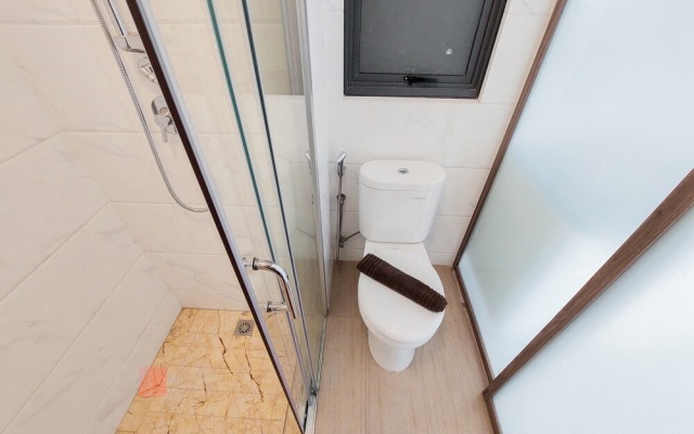 Fully Furnished with Cozy Design 2BR at Sky House BSD Apartment – Bathroom – Legok