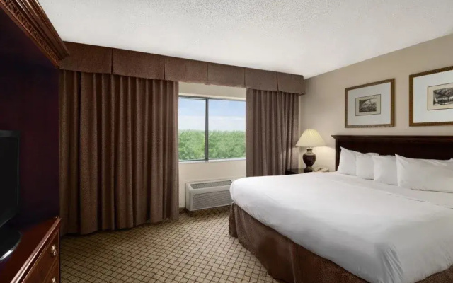 Days Inn & Suites by Wyndham Omaha NE