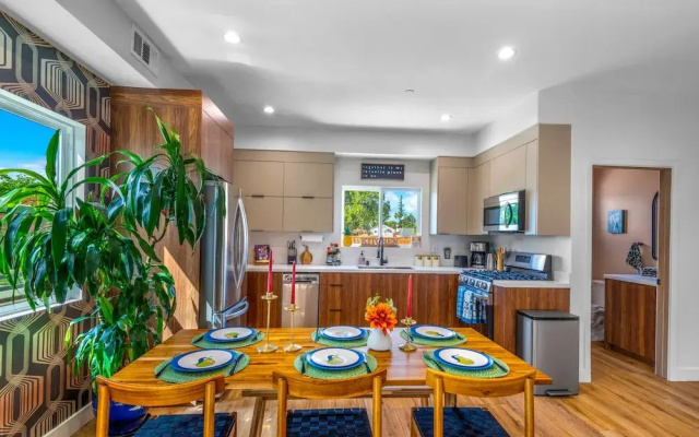 Stylish Sherman Oaks Townhouse W/ 3 Master Suites