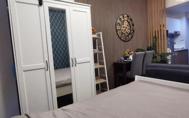 1BR balcony fast Internet Netflix in Makati Manila Air Residences