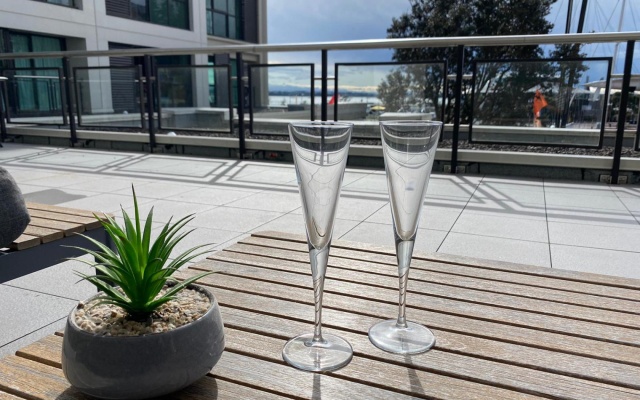 Spacious 2br Ocean Front View - Free Parking – Outside – Auckland