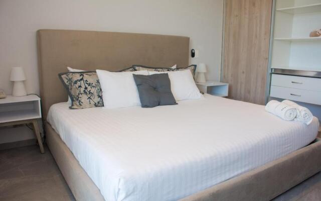 G208N Gallery Luxury Condo 5stars. Walking to the beach.