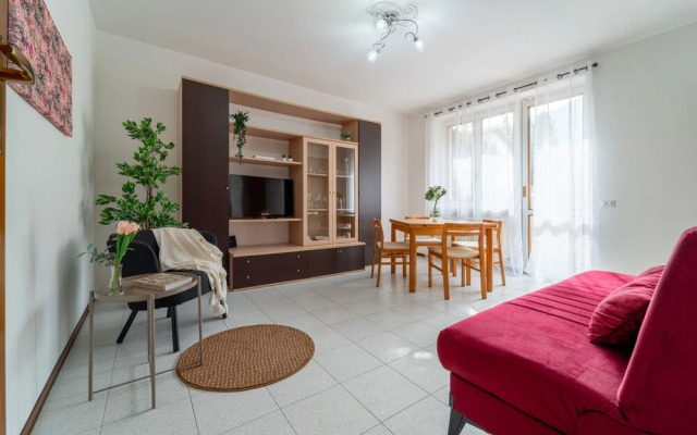 Scarlet Apartment With Garden