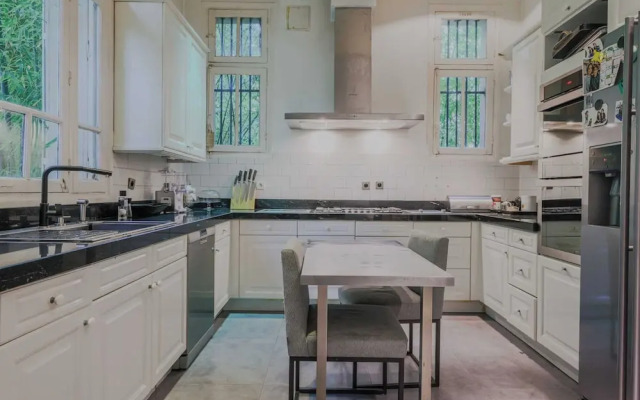 Mansion With Swimming Pool - 5bd/10p - Neuilly