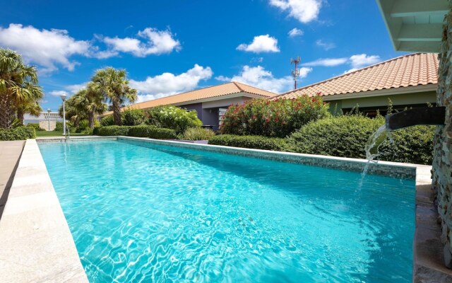 Charming 2BR Apt With Tropical Garden Pool