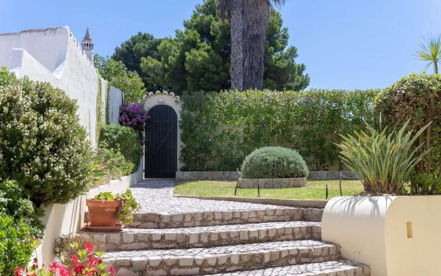 Silver Beautiful 4 Bedroom Vila Just Steps TO TH