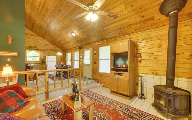 Secluded Studio w/ Deck ~ 8 Miles to Beaver Lake!