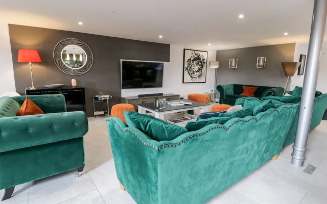 Capel Mawr, Basement 19