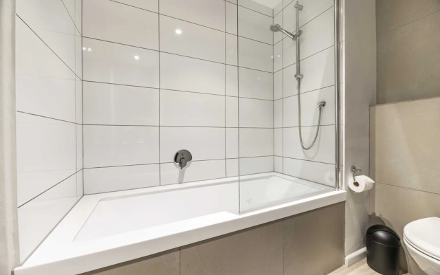 C502 Woodstock Quarters with Pool & Gym