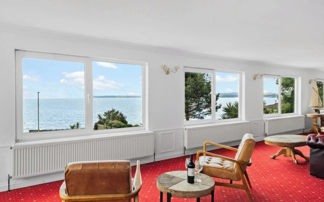 Waters Edge Hotel