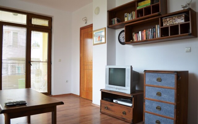 FM Premium 1-BDR Apartment-ART