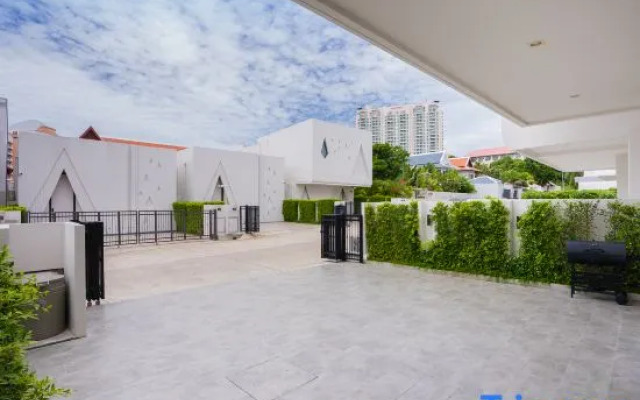 Moon 5-Bedroom Luxury Pool Villa