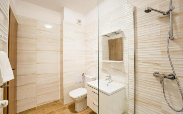 Spacious & Bright 2 bedroom Central Apartment