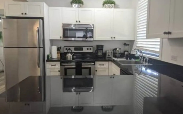 Pool Parking 2 Bedroom Retreat Sleeps 5