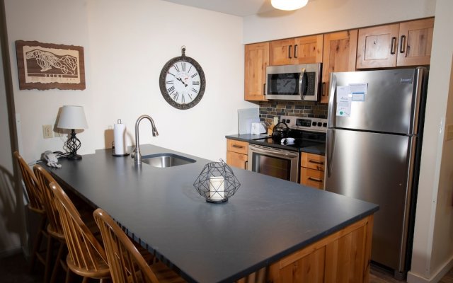 Mountain Lodge At Okemo-1br Fireplace & Updated Kitchen 1 Bedroom Condo by RedAwning