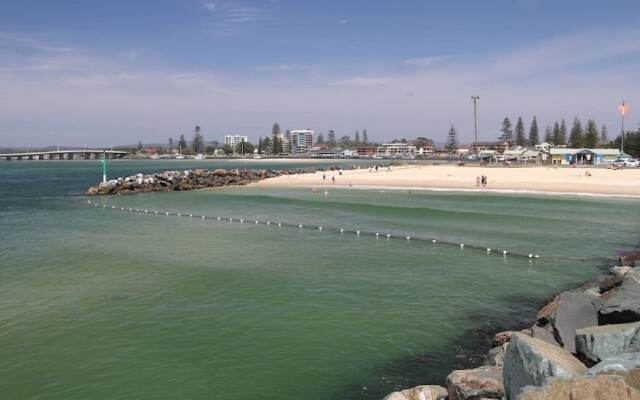 26 Wallis View - Opposite the Lake - 3 Bedroom Apartment