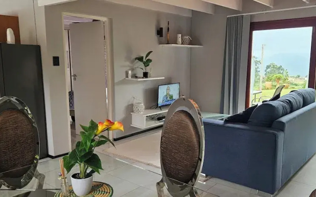 Crest Farm - Self-catering 2-bedroom, Wi-fi, Views, Swiming Pool