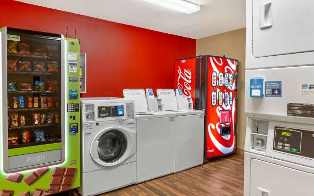 HomeTowne Studios & Suites by Red Roof Greensboro