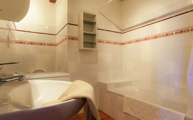 Marvelous Holiday Home in Issac With Swimming Pool