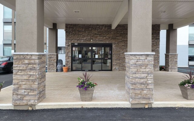 Quality Inn & Suites Outlet Village