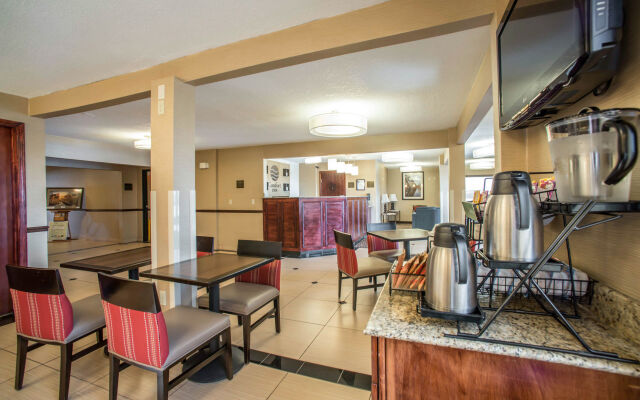 Quality Inn & Suites Boonville - Columbia